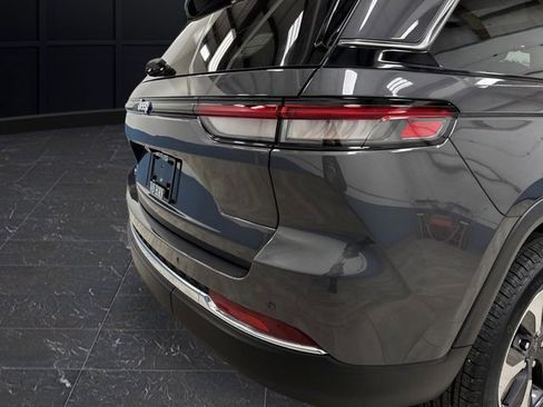 Used 2023 Jeep Grand Cherokee 4WD 4xe w/ Luxury Tech Group II image 38