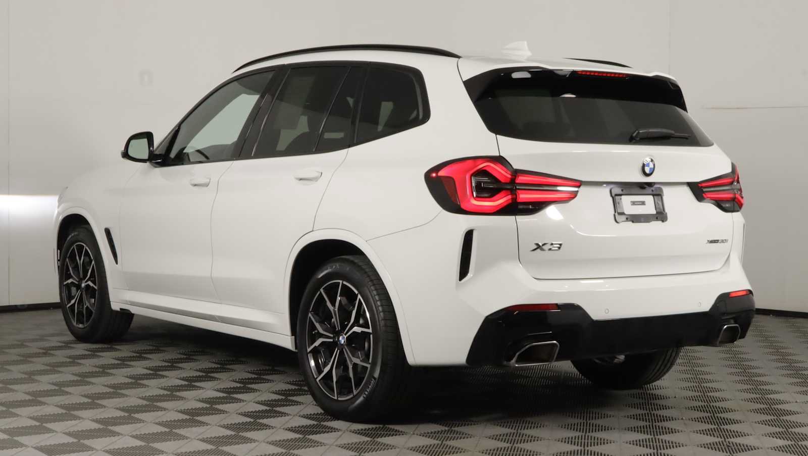 Used 2024 BMW X3 xDrive30i w/ M Sport Package AWD/4WD image 4