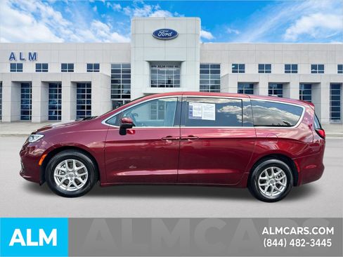 Used 2023 Chrysler Pacifica Touring-L FWD image 9