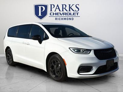 Used 2024 Chrysler Pacifica Select