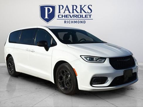 Used 2024 Chrysler Pacifica Select image 1