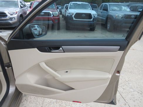 Used 2015 Volkswagen Passat TDI SE image 16