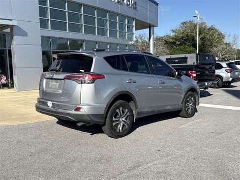 Used 2018 Toyota RAV4 LE image 7