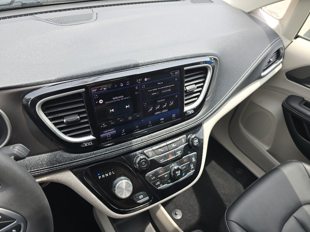 Used 2023 Chrysler Pacifica Touring-L AWD/4WD image 22