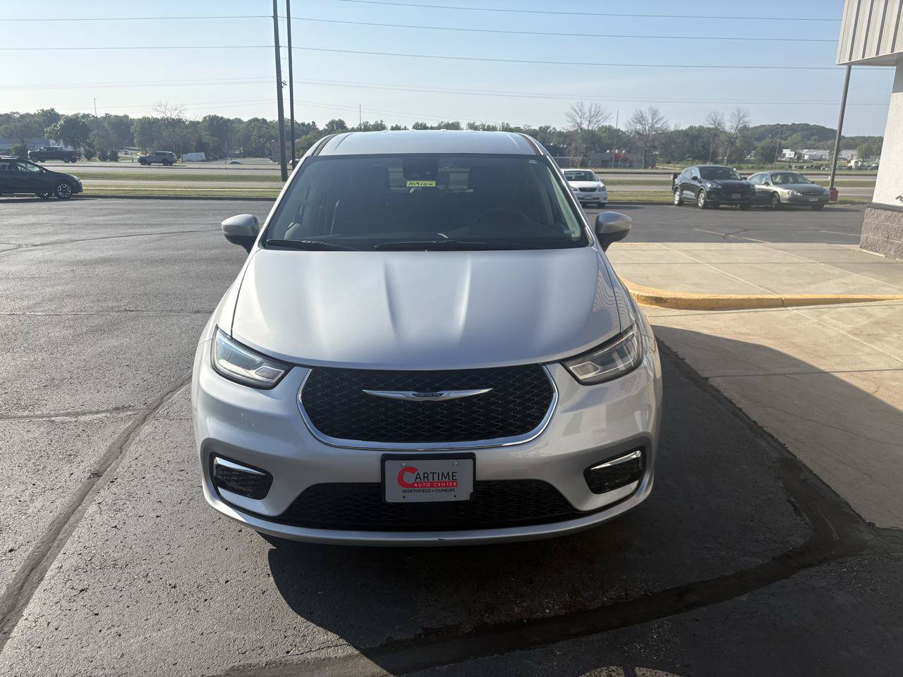 Used 2023 Chrysler Pacifica Touring-L FWD image 3