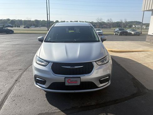 Used 2023 Chrysler Pacifica Touring-L FWD image 3