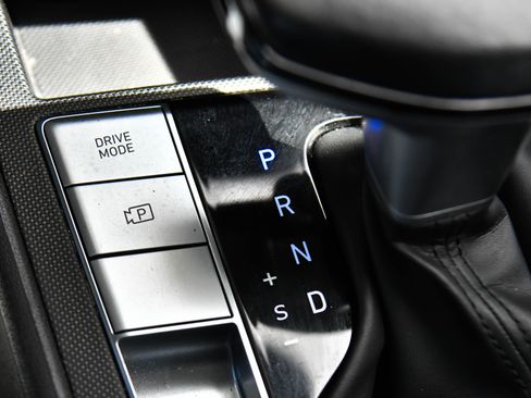 Used 2025 Hyundai Elantra Limited image 30