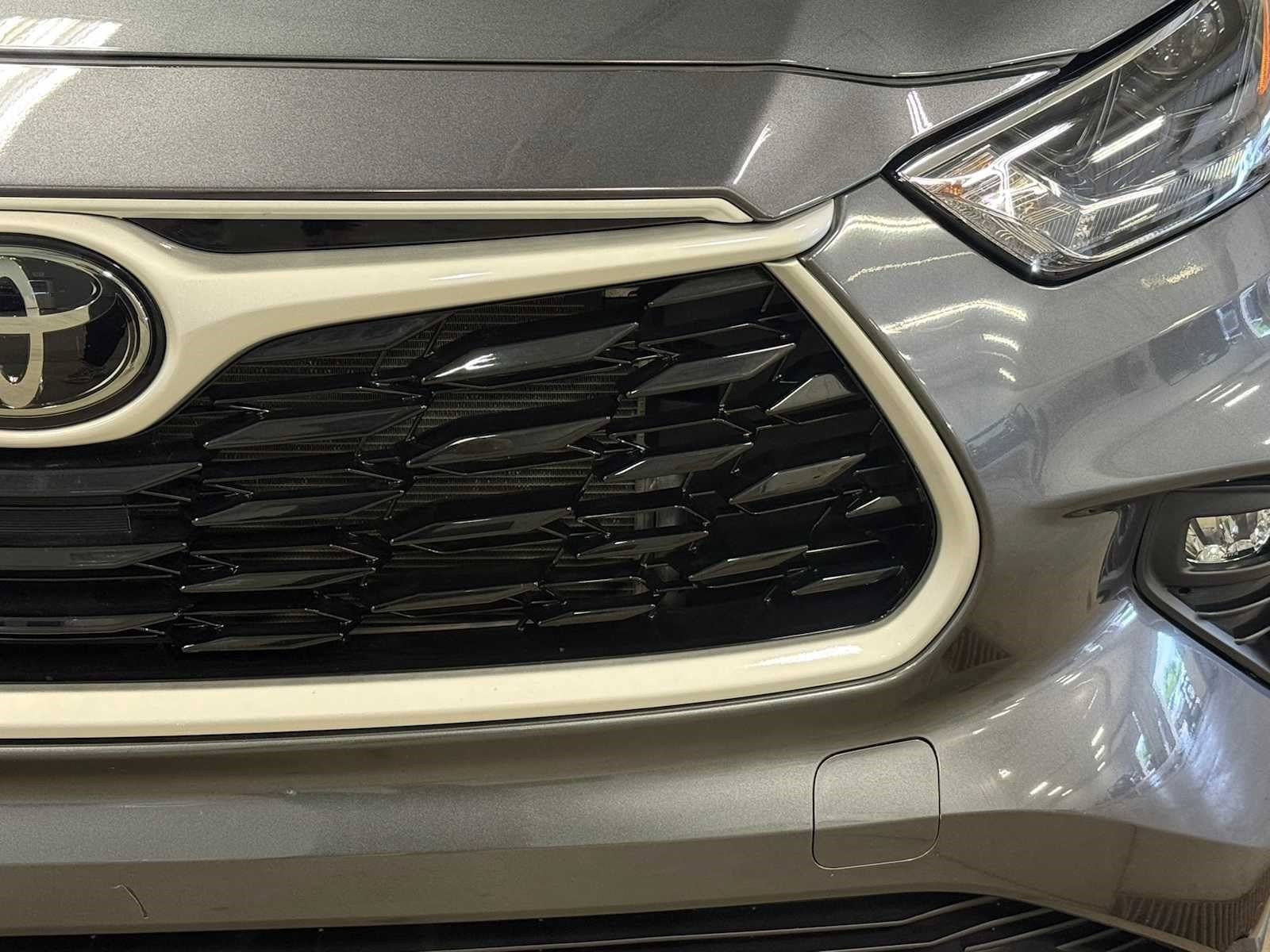 Used 2024 Toyota Highlander XLE AWD/4WD image 16