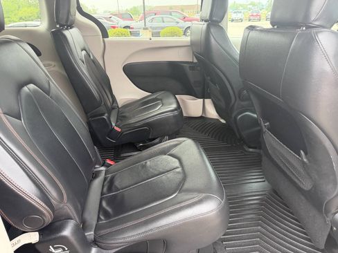 Used 2017 Chrysler Pacifica Touring-L FWD image 15