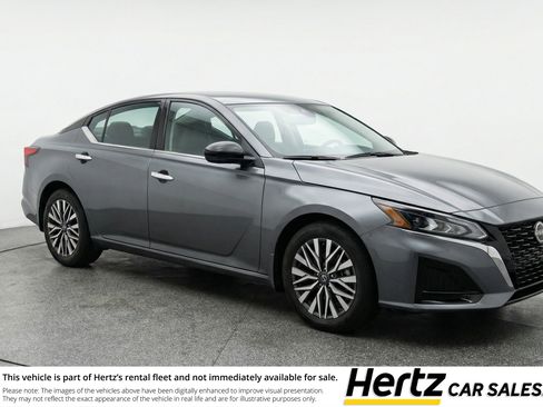 Used 2025 Nissan Altima 2.5 SV image 1