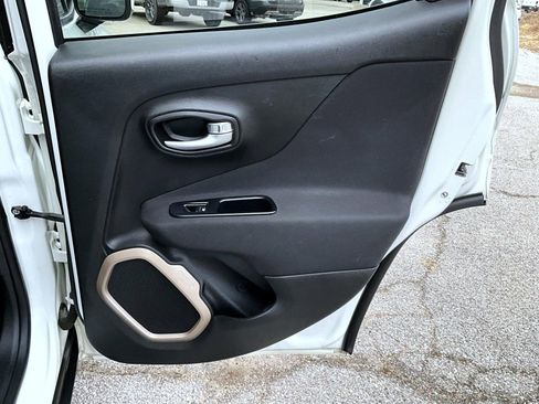 Used 2016 Jeep Renegade Latitude image 18