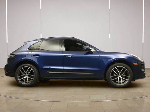 Certified 2025 Porsche Macan AWD/4WD image 32