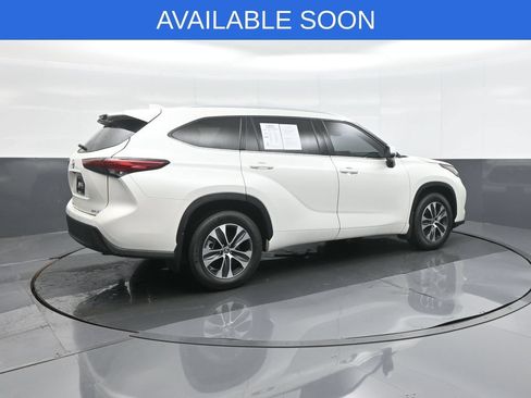 Used 2021 Toyota Highlander XLE AWD/4WD image 7