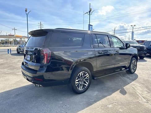 Used 2025 Chevrolet Suburban Z71 image 11