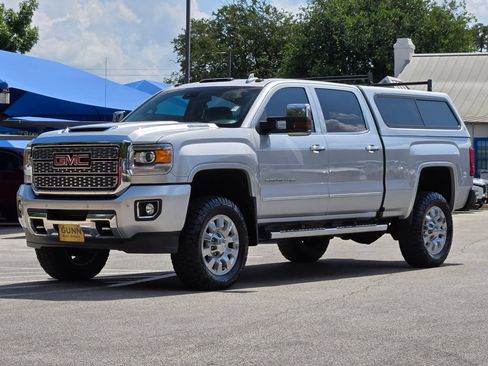 Used 2019 GMC Sierra 2500 Denali w/ Duramax Plus Package AWD/4WD image 7