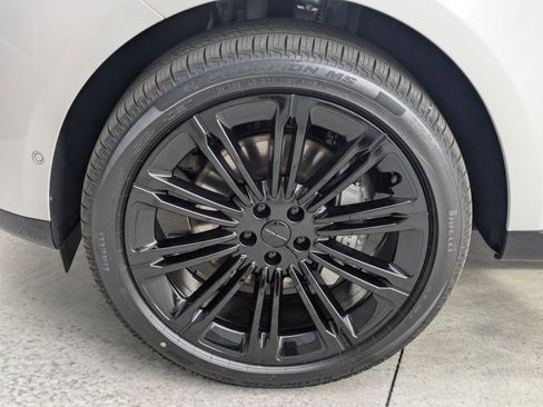 New 2026 Land Rover Range Rover Long Wheelbase SE AWD/4WD image 18