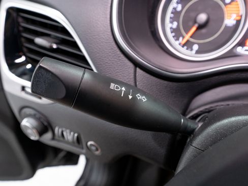 Used 2019 Jeep Cherokee Limited FWD image 28