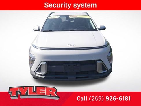 Used 2024 Hyundai Kona SEL AWD/4WD image 2