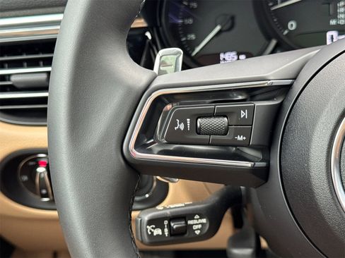 Used 2025 Porsche Macan image 28