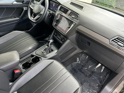 Used 2022 Volkswagen Tiguan SE image 18