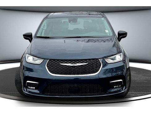 Used 2024 Chrysler Pacifica Touring-L image 4