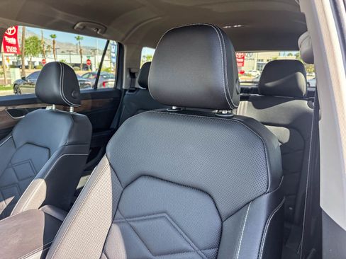 Used 2025 Volkswagen Atlas SE FWD image 24