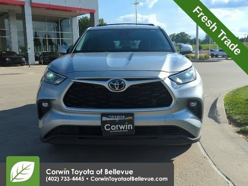 Used 2022 Toyota Highlander LE AWD/4WD image 9