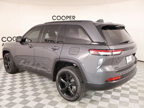 Used 2025 Jeep Grand Cherokee Limited w/ Luxury Tech Group II AWD/4WD image 24