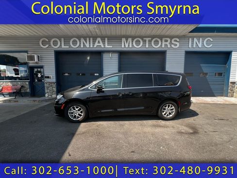 Used 2023 Chrysler Pacifica Touring-L FWD image 1