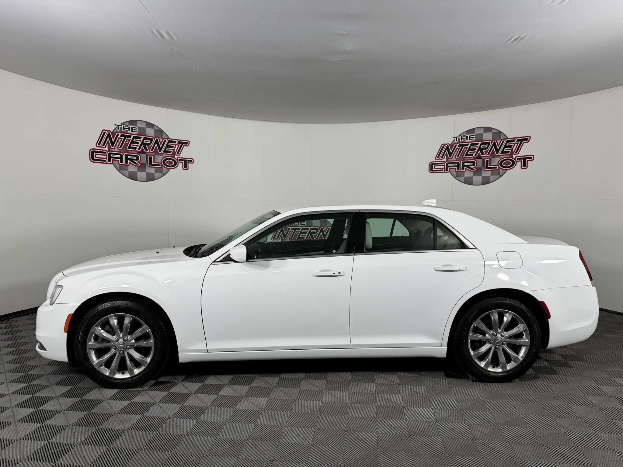 Used 2017 Chrysler 300 Limited w/ Driver Convenience Group AWD/4WD image 4