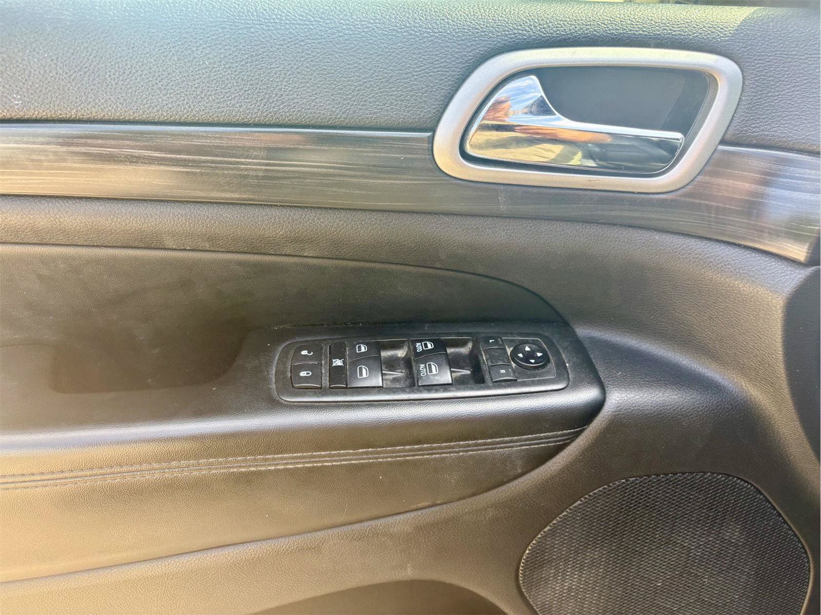 Used 2019 Jeep Grand Cherokee Altitude RWD image 12