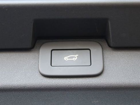 Used 2025 Land Rover Discovery Dynamic SE image 27