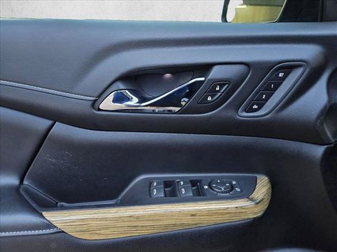 Used 2019 GMC Acadia Denali w/ Technology Package FWD image 9