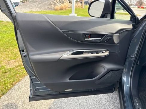 Used 2022 Toyota Venza XLE image 20