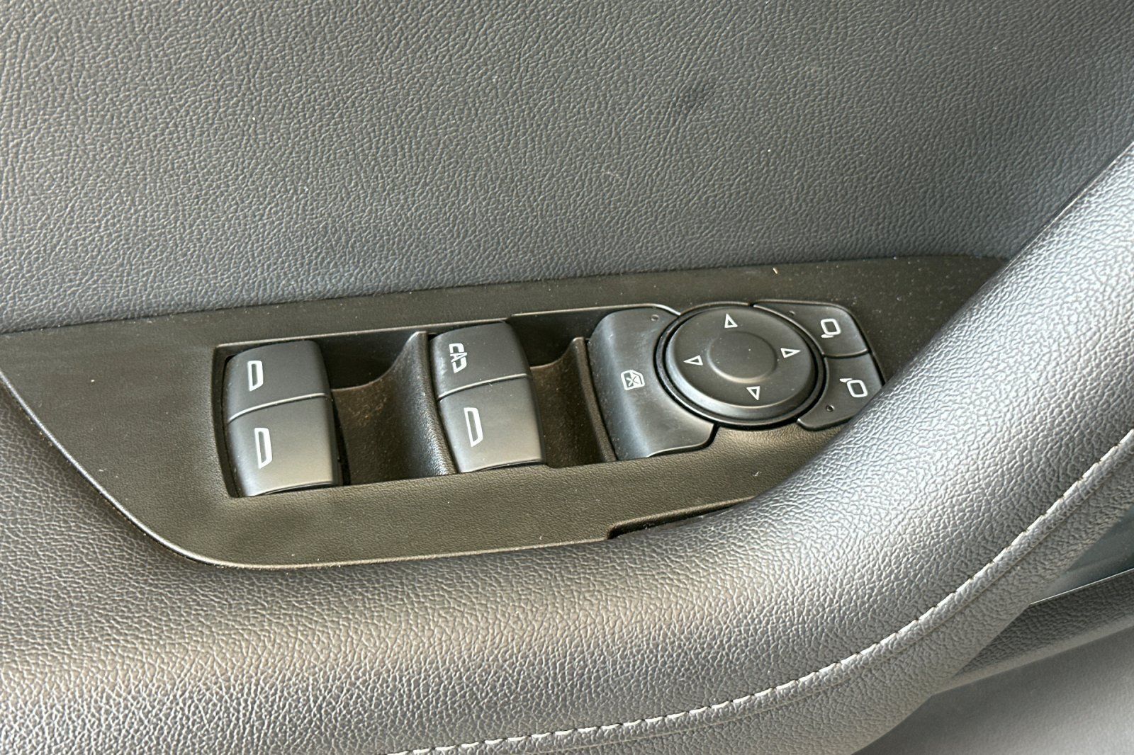 Used 2022 Chevrolet Blazer LT FWD image 12