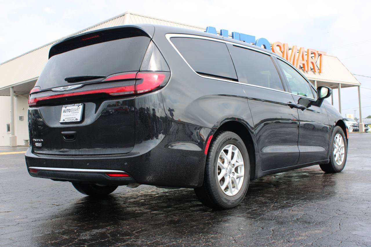 Used 2023 Chrysler Pacifica Touring-L FWD image 4