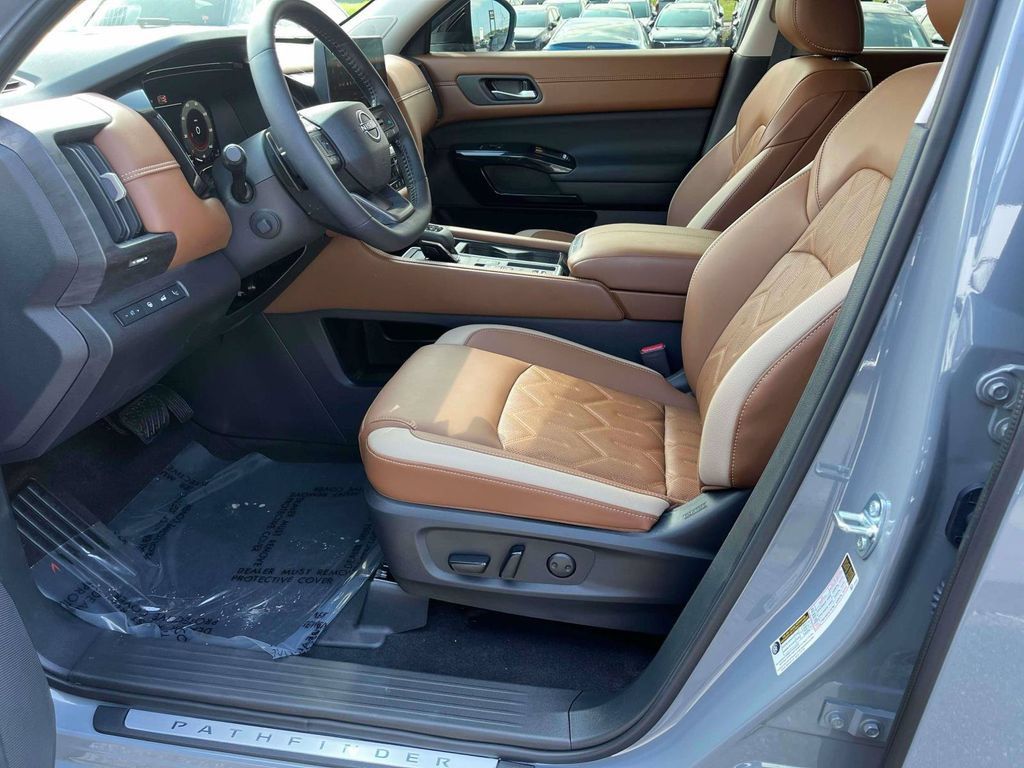 Used 2026 Nissan Pathfinder Platinum FWD image 18