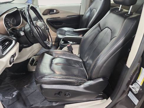 Used 2017 Chrysler Pacifica Touring-L FWD image 9