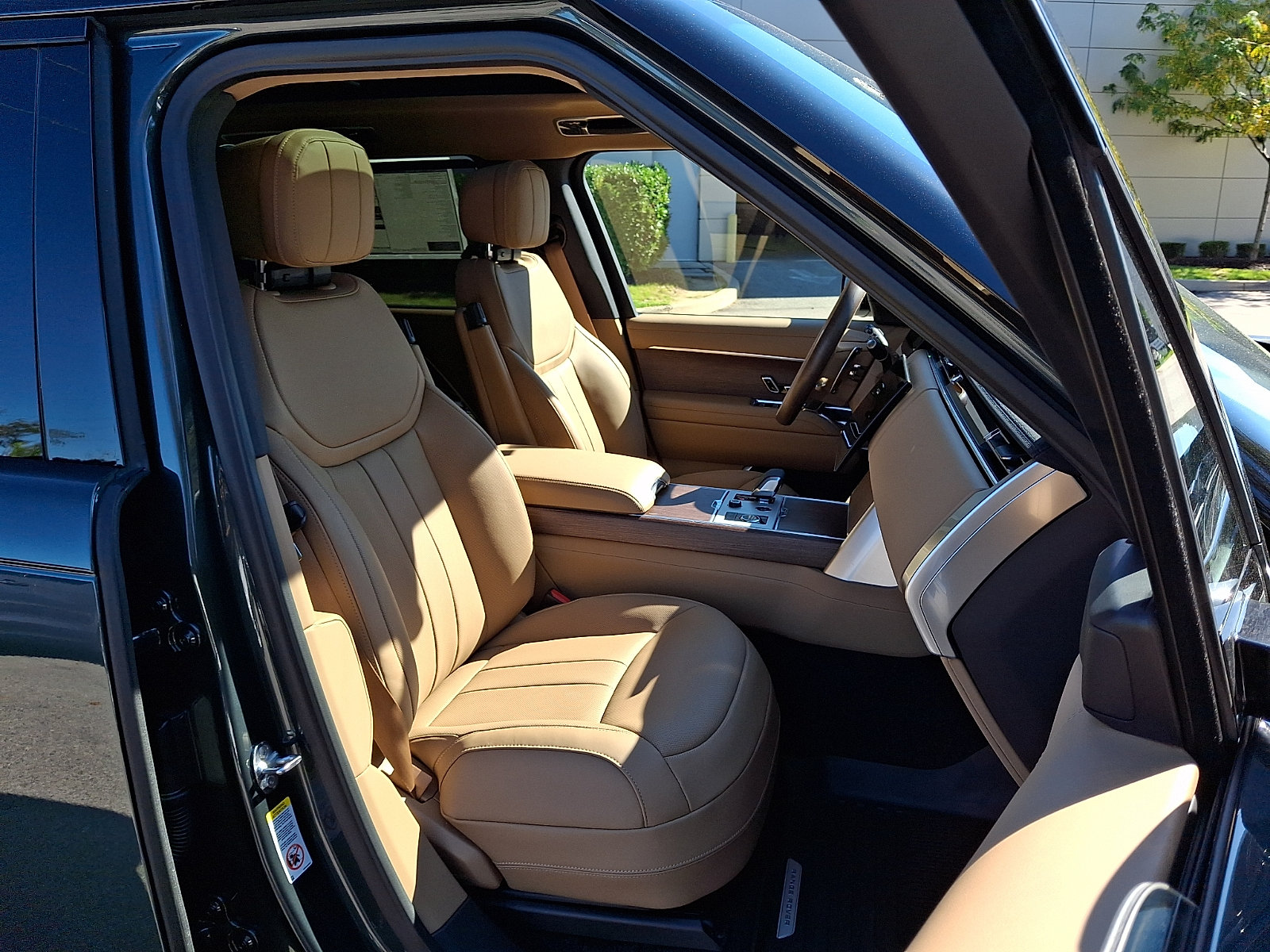 New 2027 Land Rover Range Rover Long Wheelbase SE AWD/4WD image 3