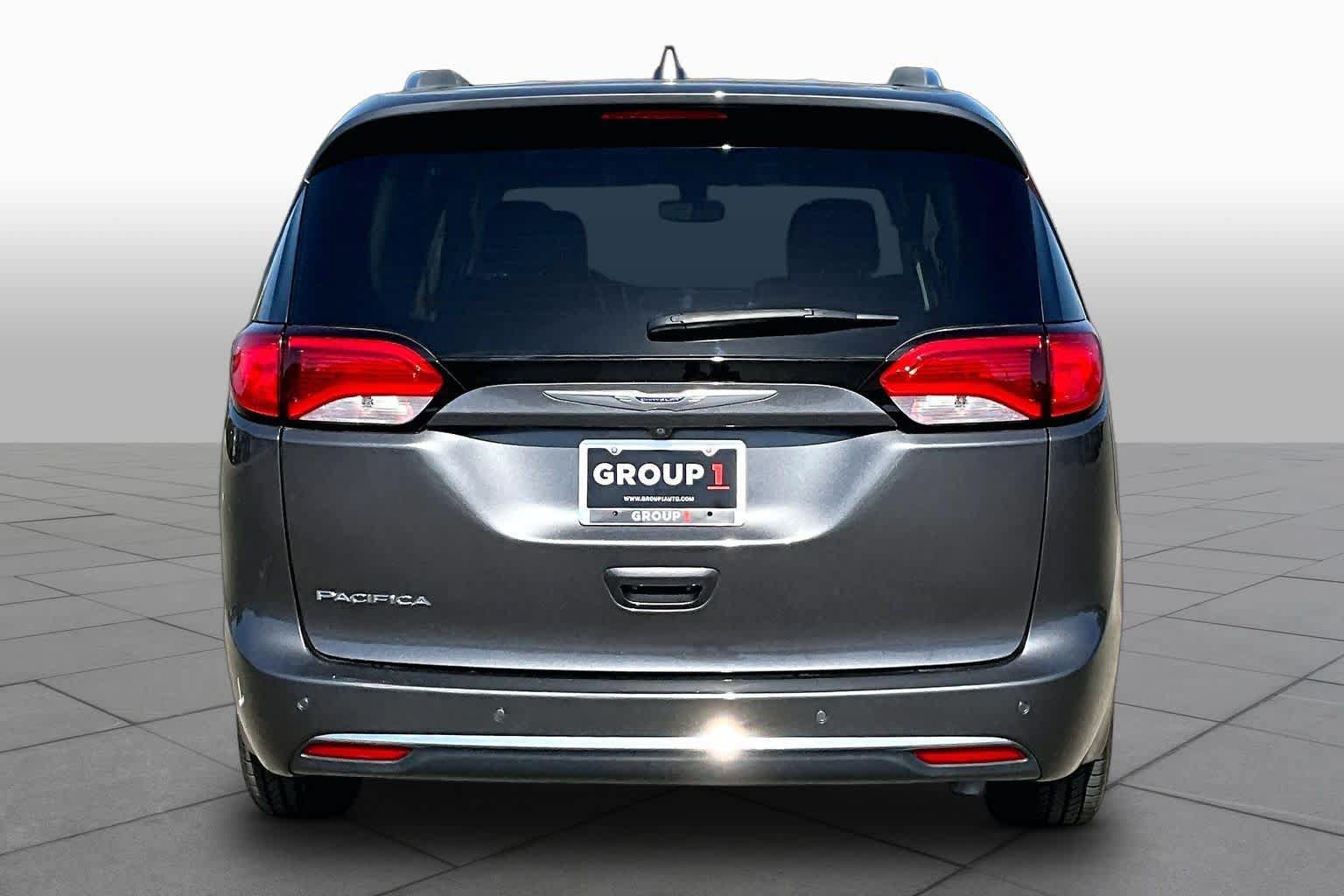 Used 2018 Chrysler Pacifica Touring-L FWD image 4