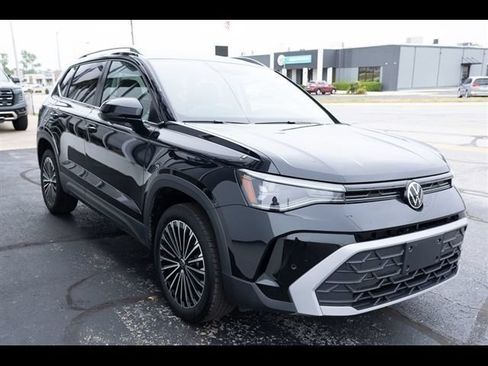 Used 2025 Volkswagen Taos SE FWD image 6