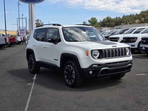 Used 2023 Jeep Renegade Latitude AWD/4WD image 3