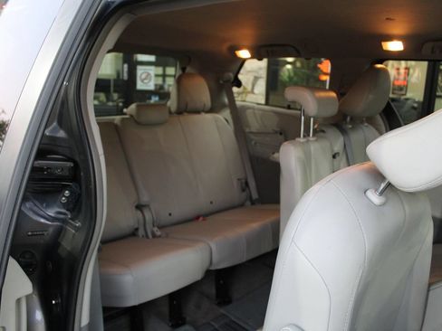 Used 2013 Toyota Sienna XLE FWD image 12