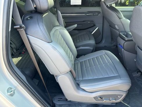 Used 2024 Kia EV9 Land image 12