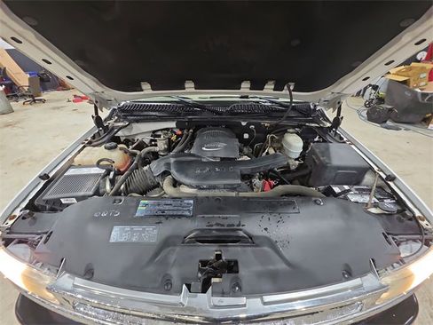 Used 2004 Chevrolet Suburban LS image 28