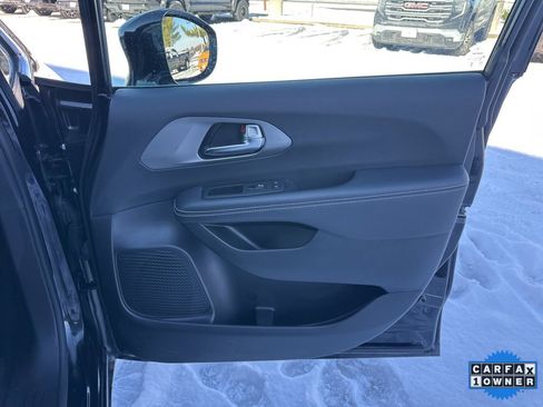 Used 2025 Chrysler Pacifica Select image 54