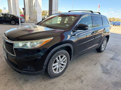 Used 2016 Toyota Highlander LE w/ Protection Package #3 FWD image 1