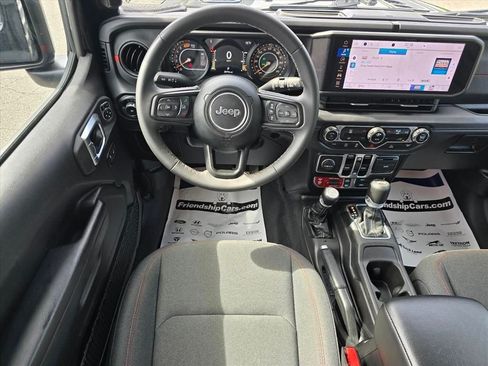 Used 2025 Jeep Wrangler Unlimited Rubicon AWD/4WD image 3