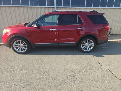Used 2013 Ford Explorer XLT FWD image 2