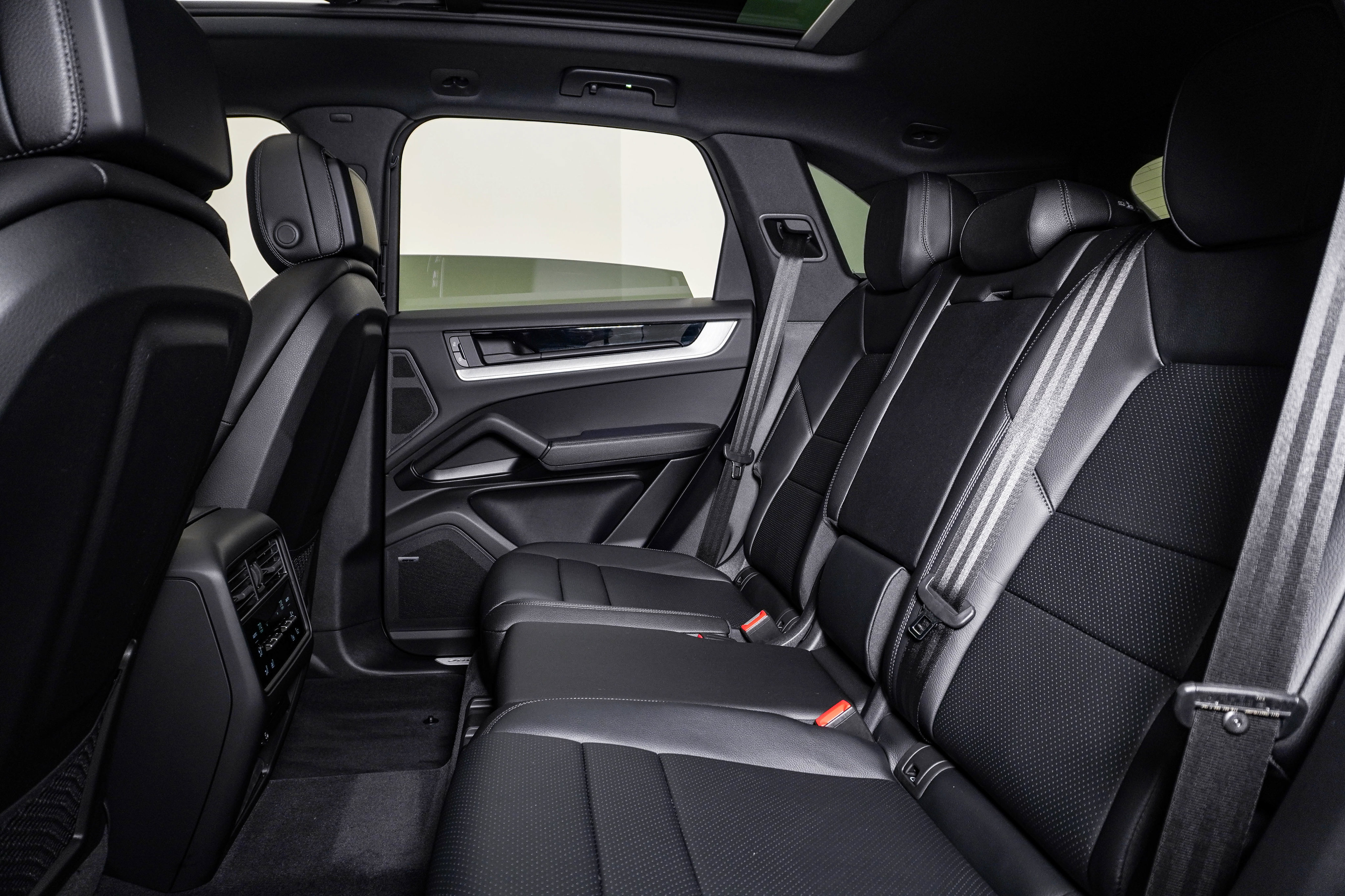 Certified 2026 Porsche Cayenne AWD/4WD image 17